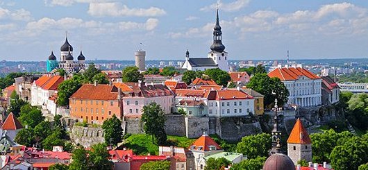Estonia, Tallinn la capitale Tallinn con il suo meraviglioso centro storico medievale, patrimonio dell'umanità. Estonia, Tallinn la capitale Tallinn con il suo meraviglioso centro storico medievale, patrimonio dell'umanità.
