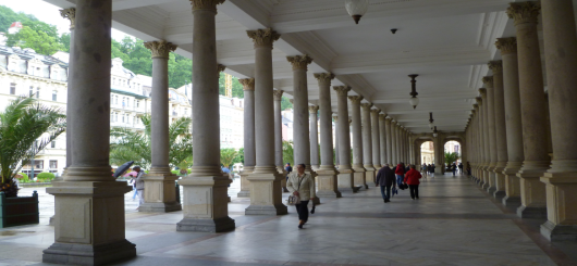 Tschechisch - deutsche Begegnungen in der Mlýnské kolonádě von Karlovy Vary Tschechisch - deutsche Begegnungen in der Mlýnské kolonádě von Karlovy Vary