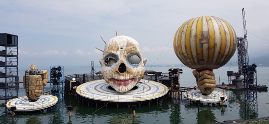 Die Seebühne in Bregenz am Bodensee mit dem riesigen Clownskopf