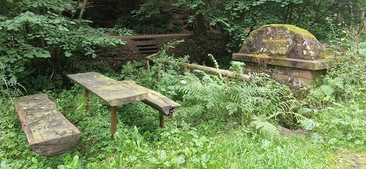 Rastplatz Hüttenbrunnen im Pfälzer Wald Rastplatz Hüttenbrunnen im Pfälzer Wald