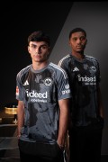 Eintracht Frankfurt Ausweichtrikot - Quelle: https://stores.eintracht.de/fanshop/neu