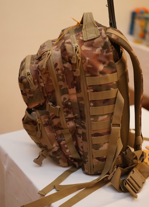 Über 1000  Notfallrücksäcke in Tarnfarben gelangten sicher an die Front.